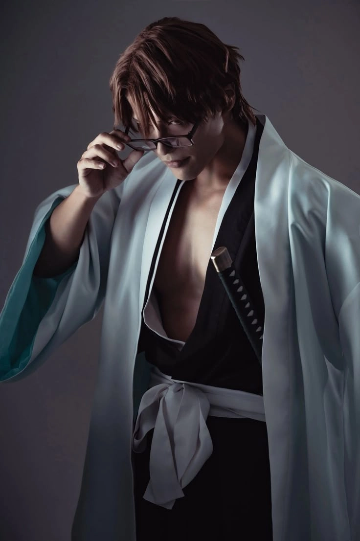 Aizen Sosuke cosplay tái hiện vẻ uy nghi đáng gờm