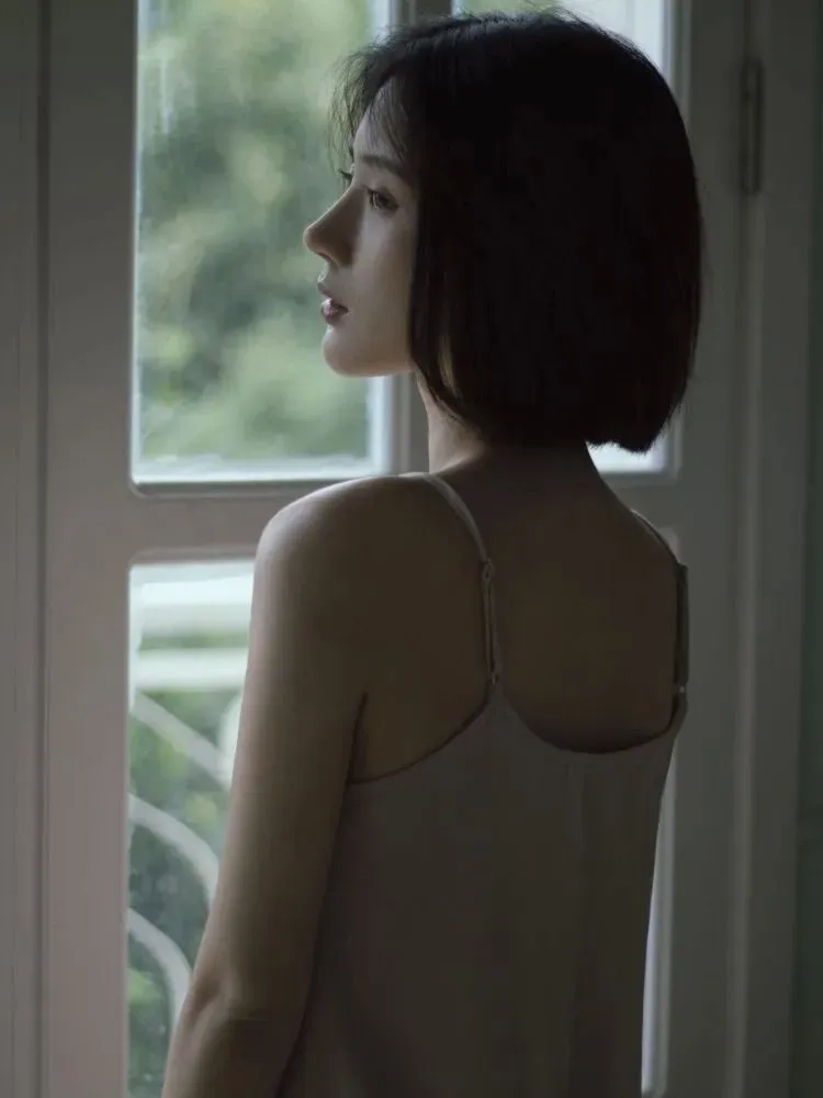 Cùng ngắm ảnh chụp từ phía sau lưng con gái tóc dài nghệ thuật