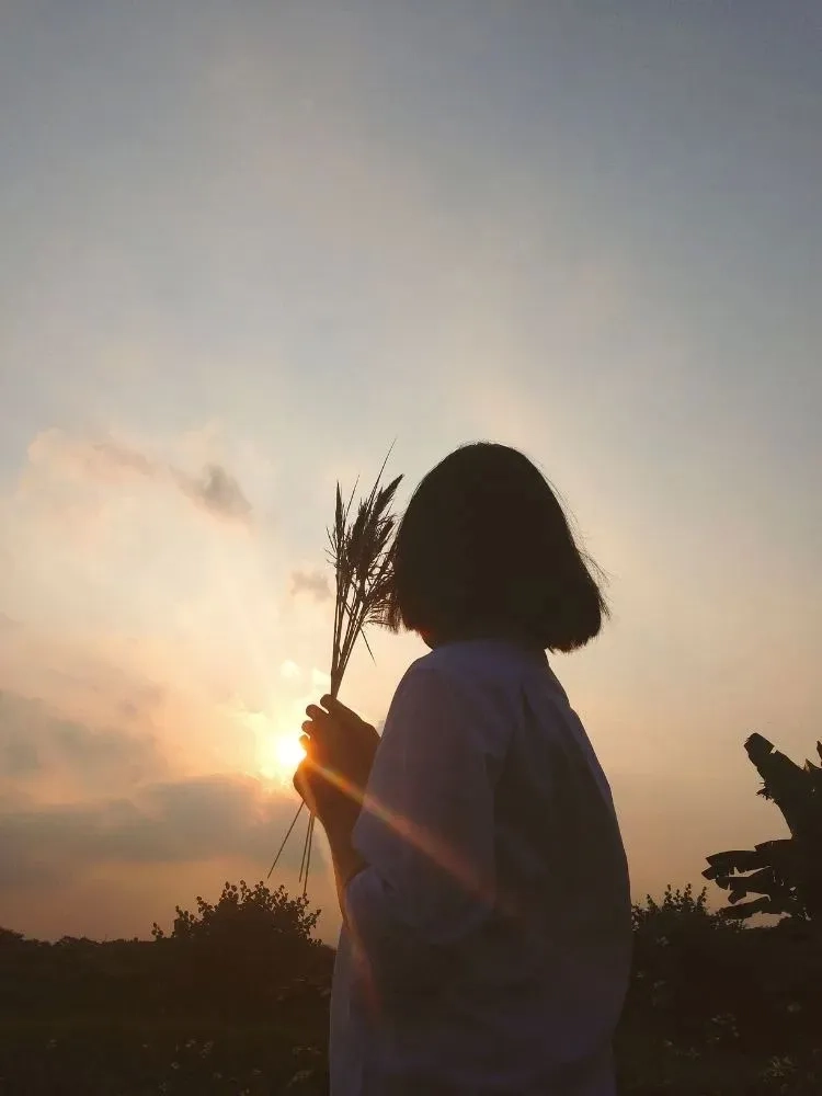 Tìm ngay ảnh chụp sau lưng đẹp tóc ngắn ấn tượng