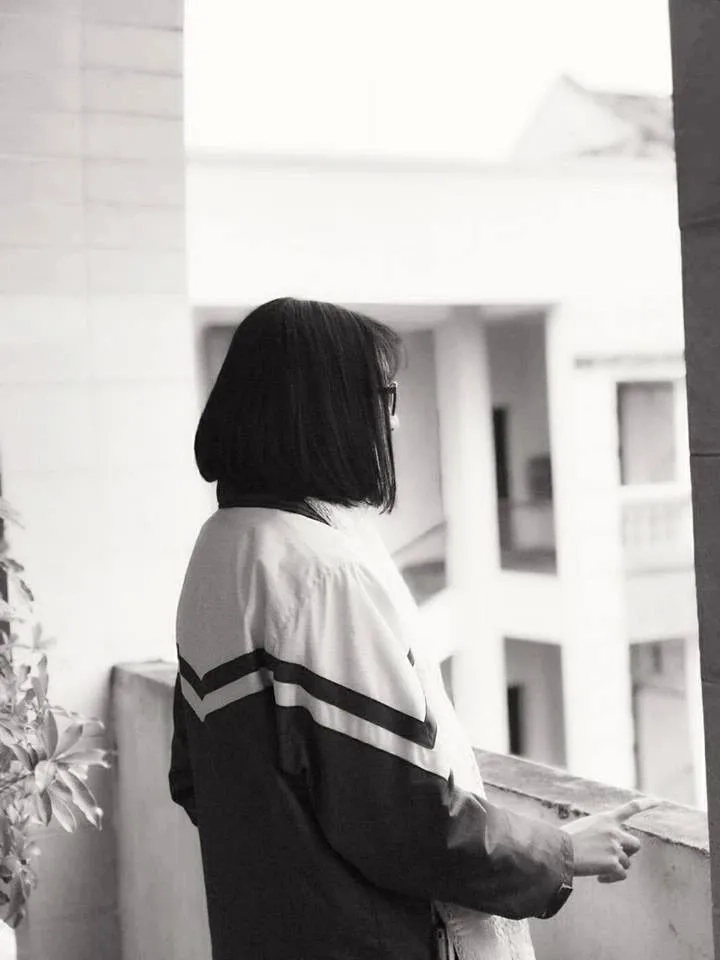 Gợi ý tóc ngắn avatar chụp sau lưng nữ đẹp lạ