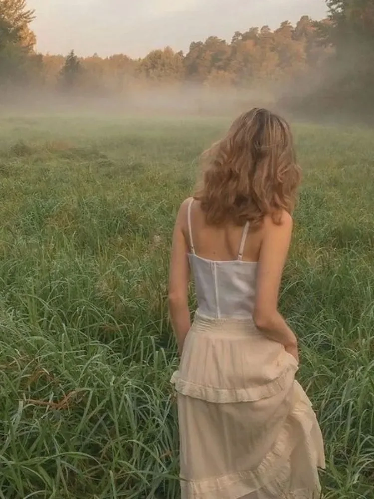 Ngắm ảnh đi biển chụp sau lưng tóc ngắn đầy gió biển