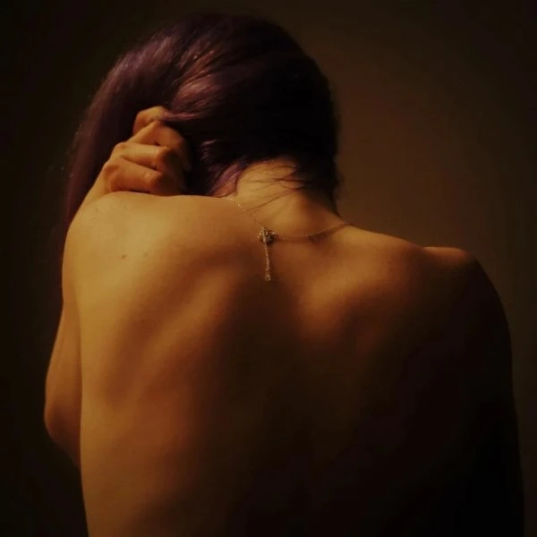 Tải về ảnh cô gái buồn quay lưng tâm trạng