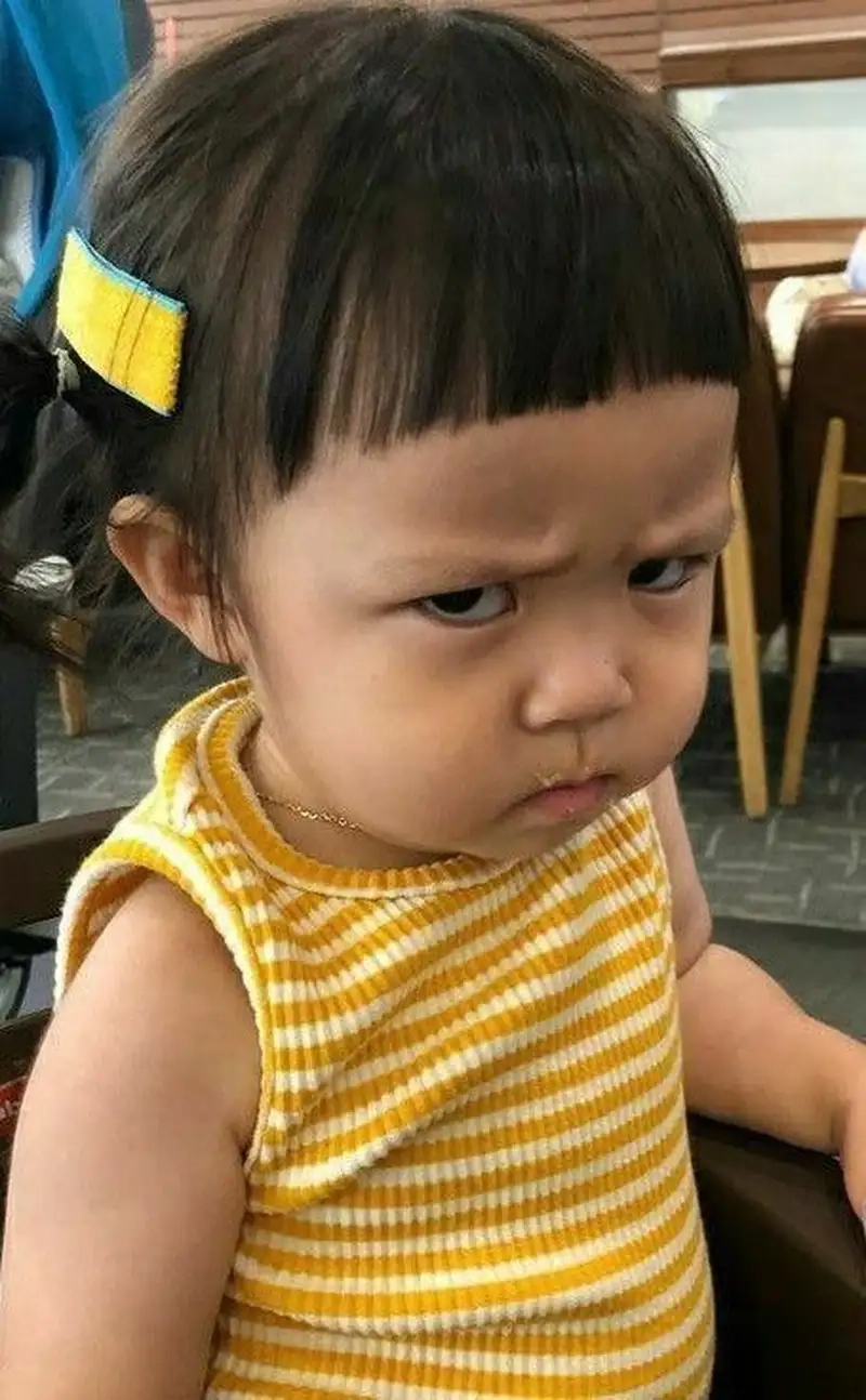 Pha trò hài với meme em bé lườm siêu vui