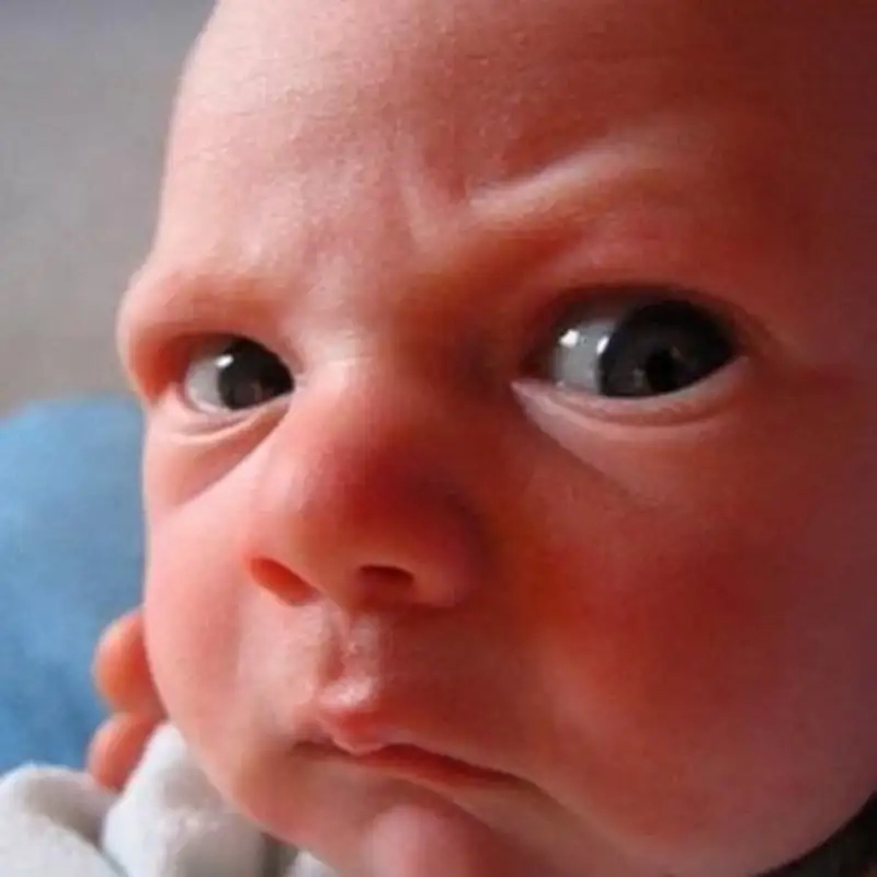 Buổi sáng tươi vui với meme em bé mới ngủ dậy