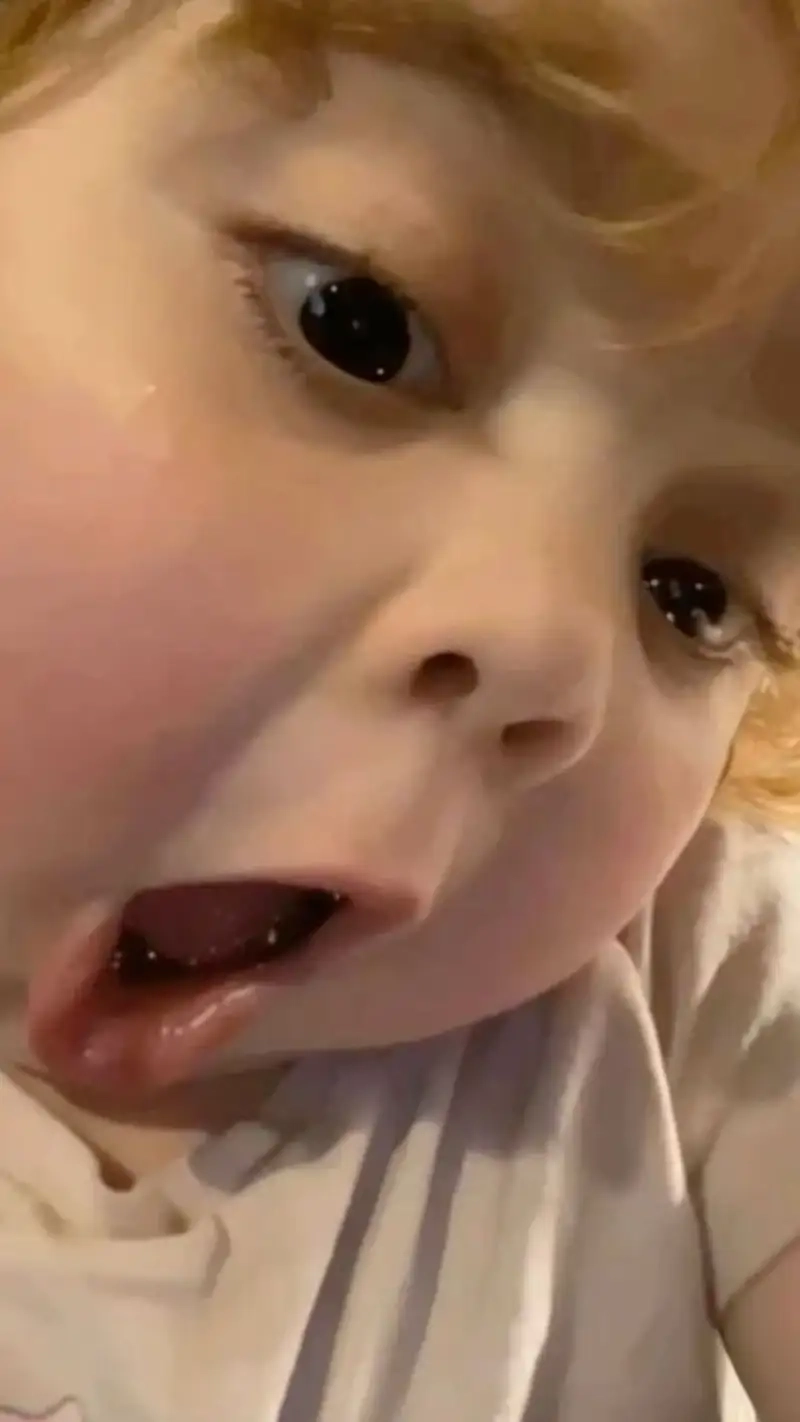 Nụ cười rạng rỡ trong em bé cười meme