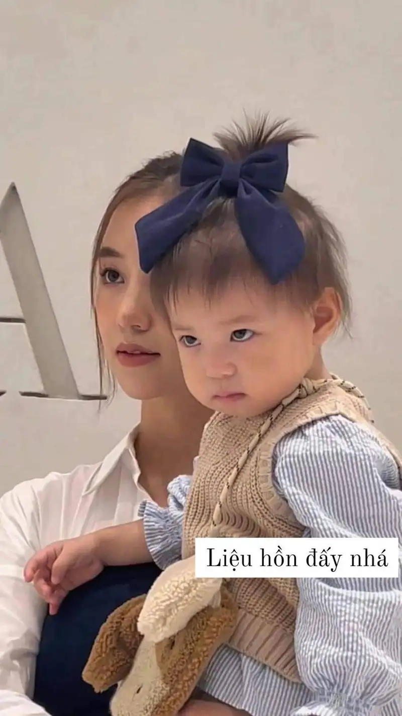 Gần gũi hơn với meme bế em bé