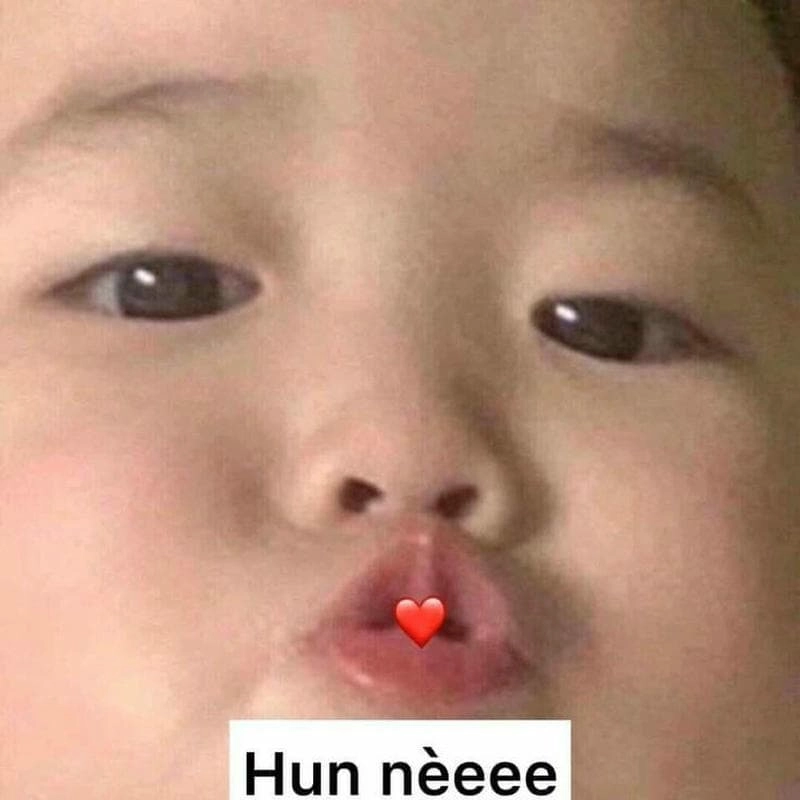 Thể hiện tình cảm qua meme em bé hun siêu dễ thương