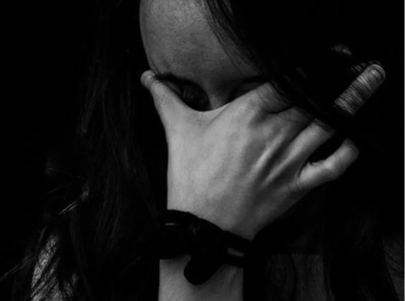 Xem hình ảnh phụ nữ buồn khóc đầy cảm xúc