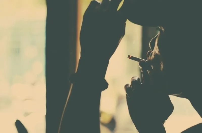 Tham khảo avatar girl hút thuốc cá tính độc đáo