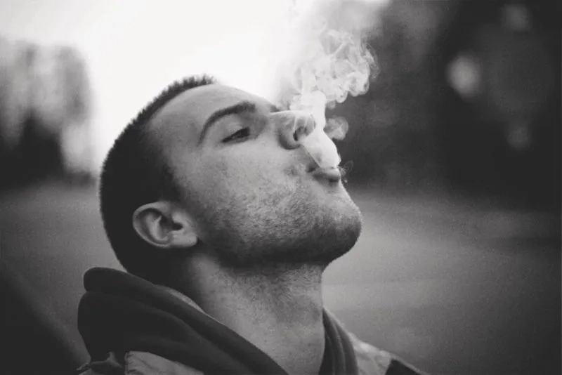 Cập nhật avatar nam hút thuốc đậm phong cách