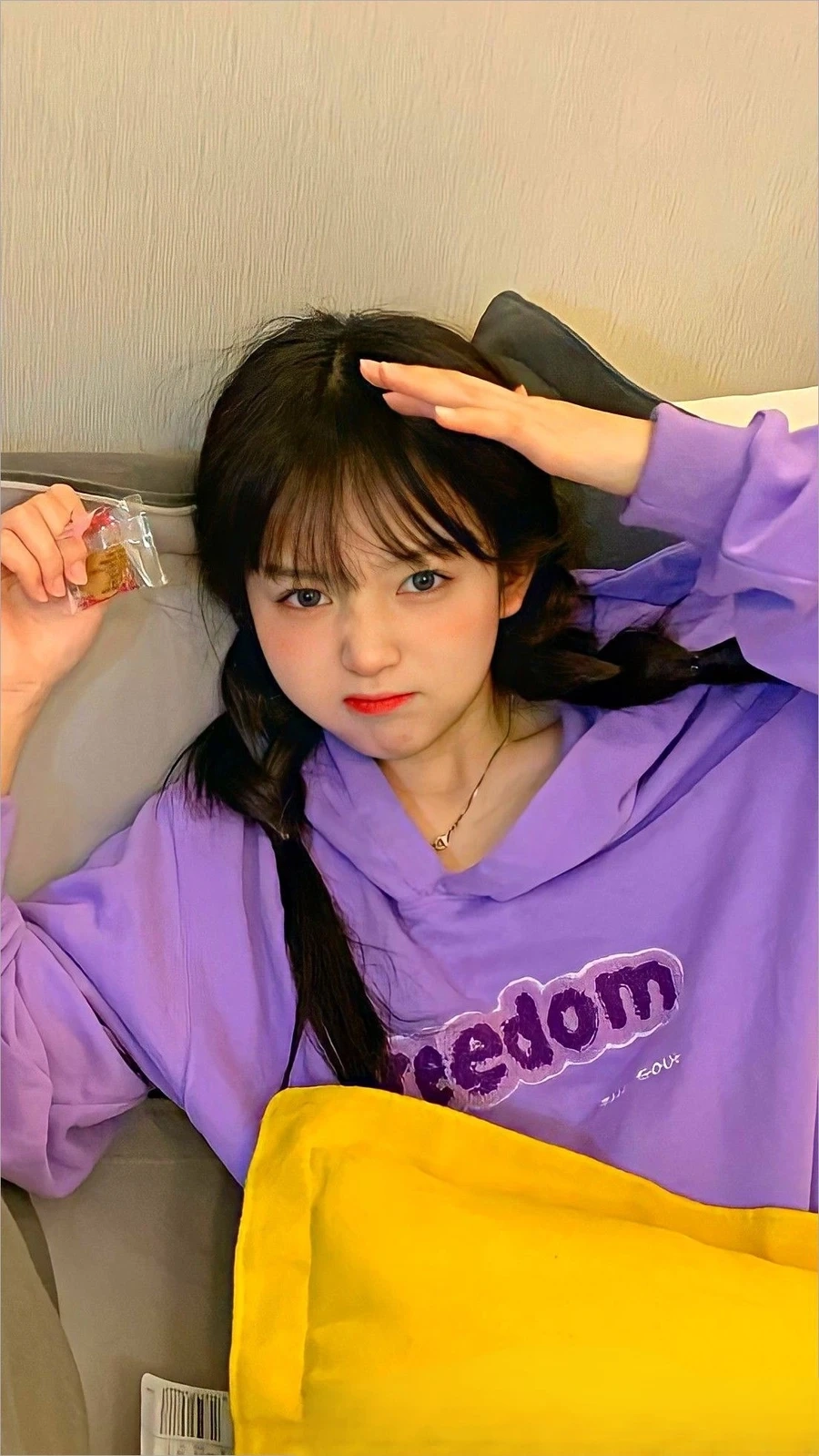 Chọn ngay hình nền điện thoại cô gái cute