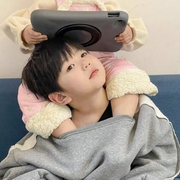 Sở hữu hình nền em be gái de thương cực yêu