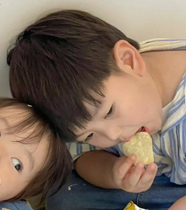 Chọn ngay hình nền em bé hàn quốc cực yêu