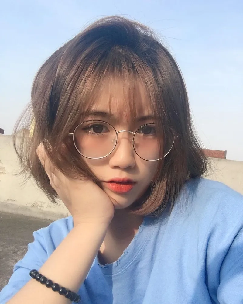 Ngắm gái xinh đeo kính tóc dài cực cuốn hút