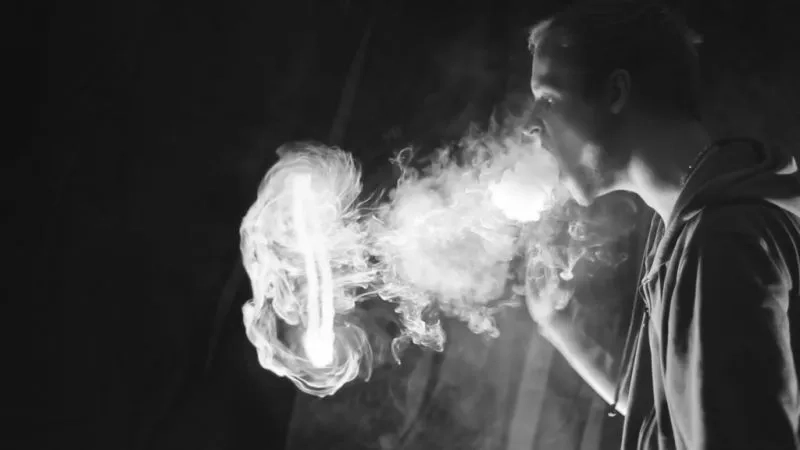 Xem ngay avatar buồn nam hút thuốc ấn tượng