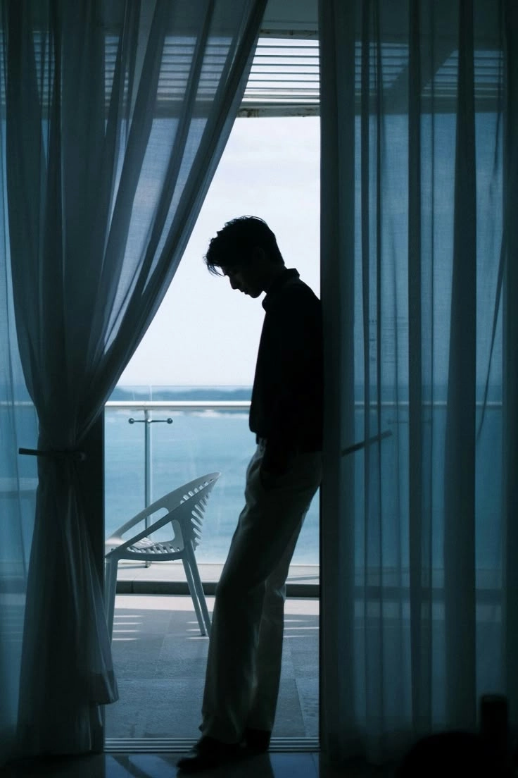 Chọn ảnh buồn cho nam khi cần đại diện