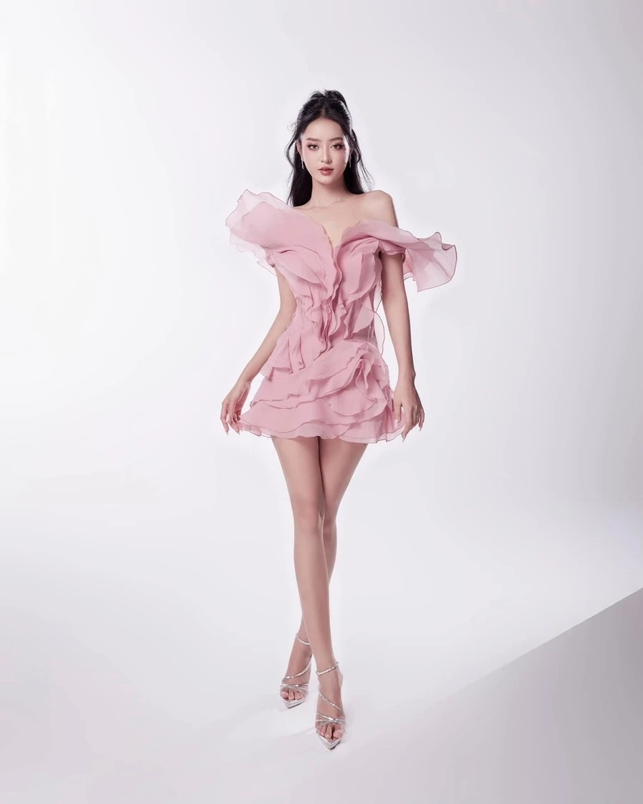 Khoảnh khắc nghiêm túc tại lớp học của Bùi Khánh Linh học trường nào