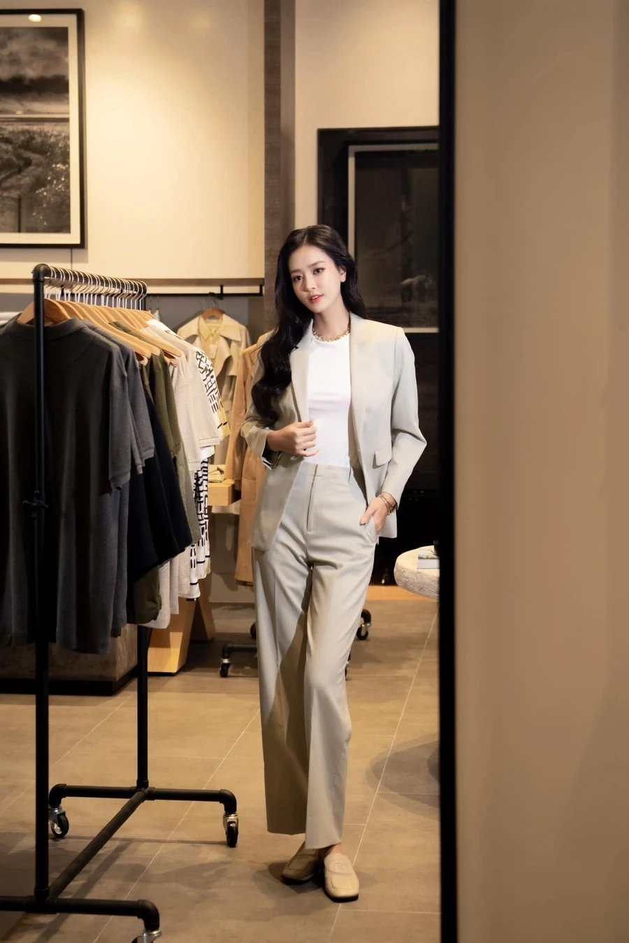 Hình ảnh nền nã thời Á hậu của Bùi Khánh Linh