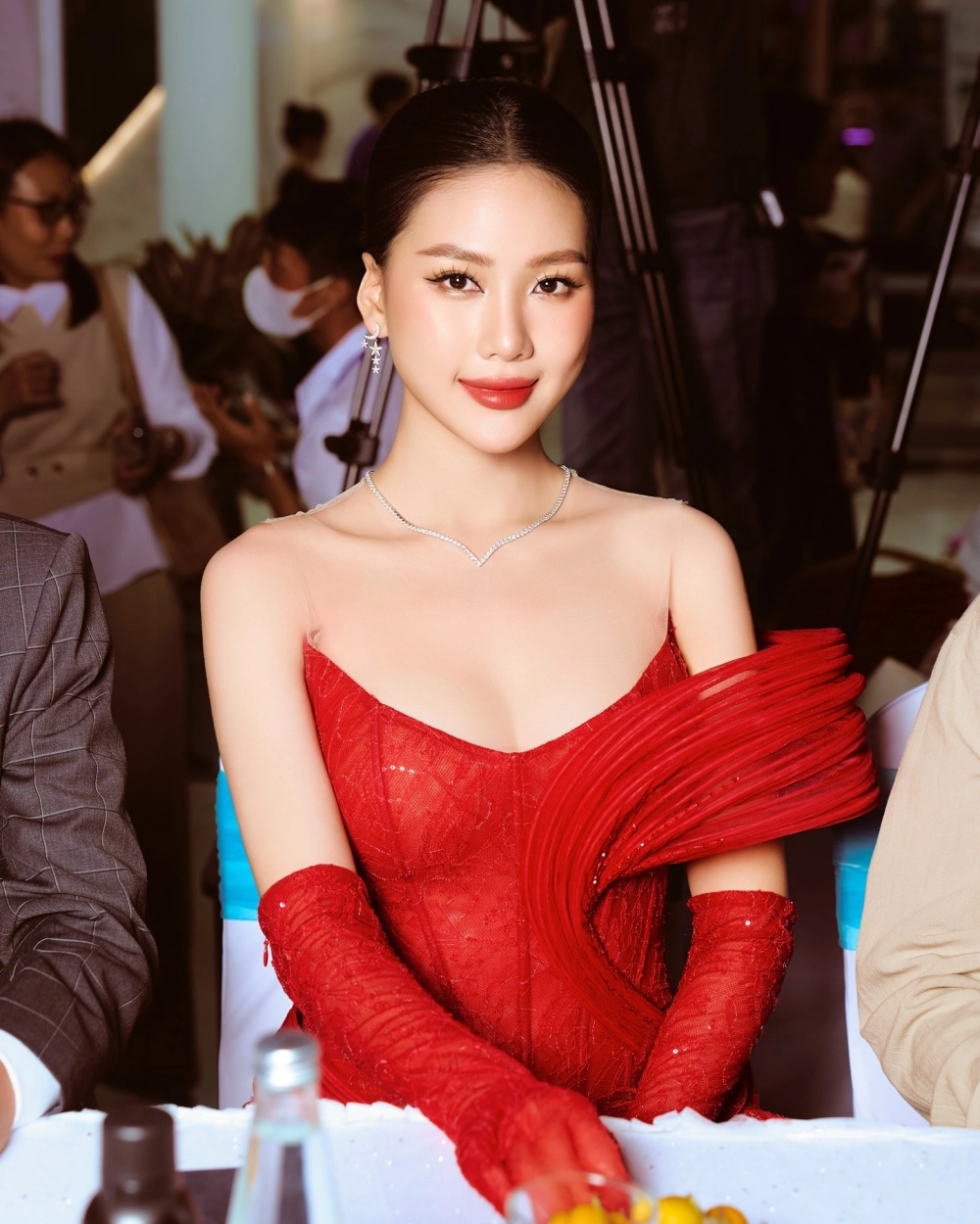 Ảnh vướng nghi vấn hoa hậu Bùi Quỳnh Hoa hít bóng cười