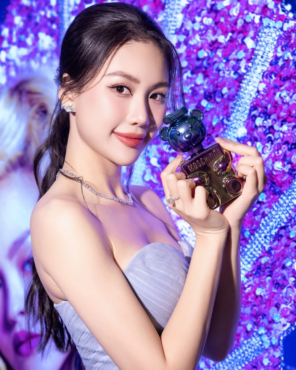 Ảnh nền nã và trang trọng từ Quỳnh Hoa hoa hậu