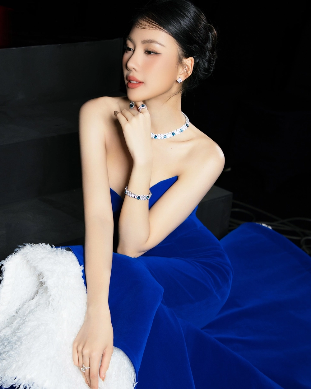 Nhan sắc quyến rũ và thần thái nổi bật của Bùi Quỳnh Hoa