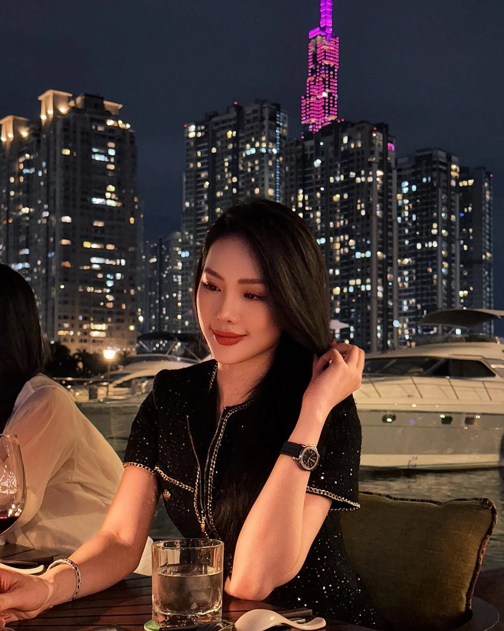 Tạo hình quyền lực của Bùi Quỳnh Hoa hoa hậu hoàn vũ