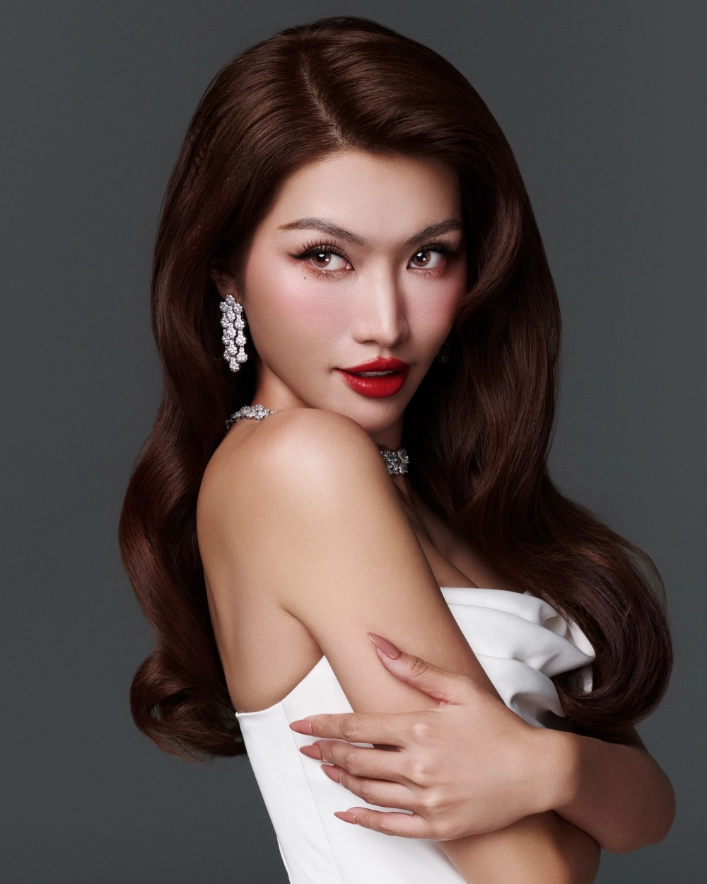 Cái nắm tay ngọt ngào trong ảnh Chế Nguyễn Quỳnh Châu và bạn trai