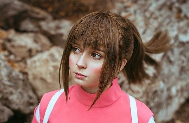 Chihiro outfit gợi nhớ đến sự ngây thơ và nghị lực