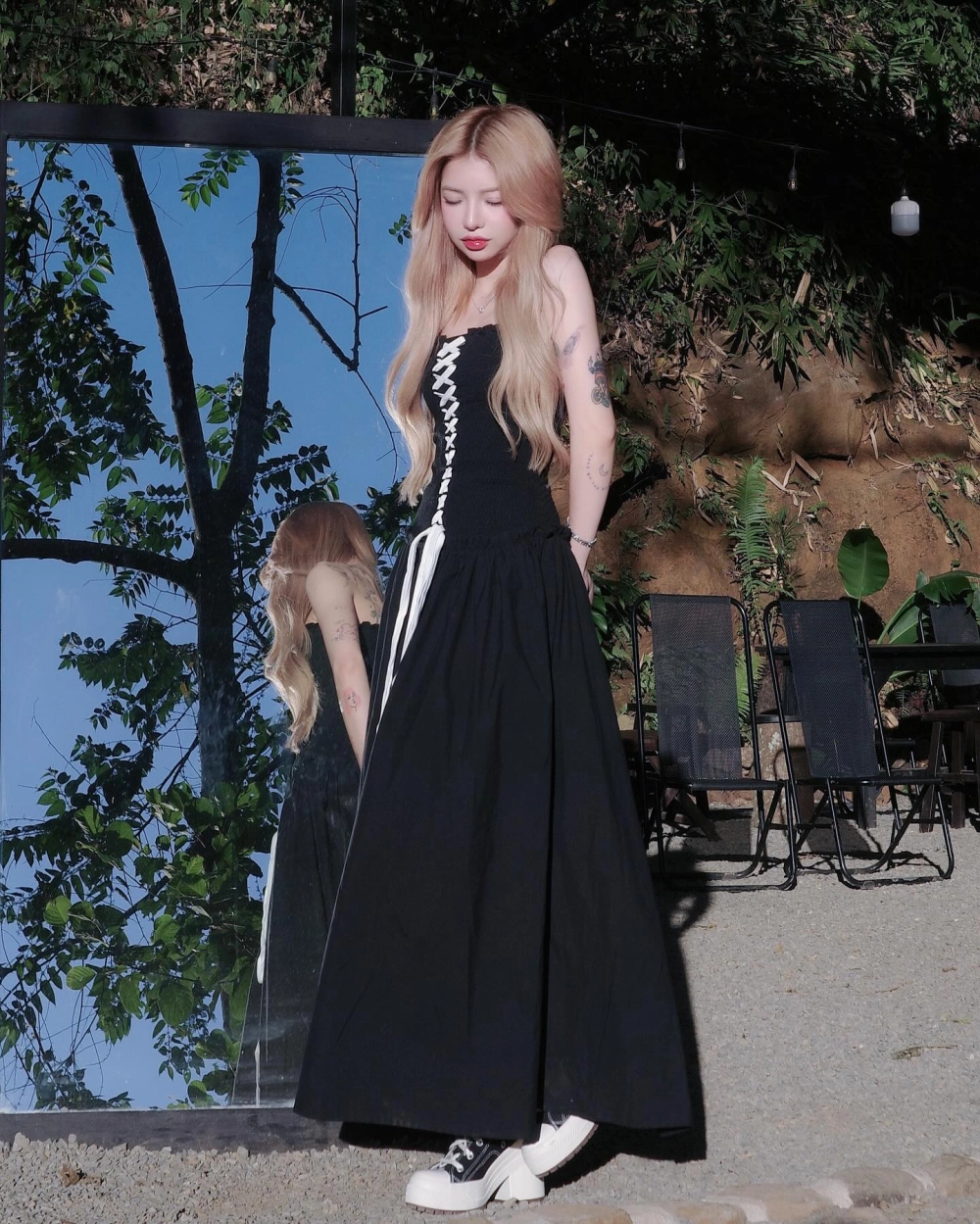 Phong cách trẻ trung khi CiiN mặc váy ngắn