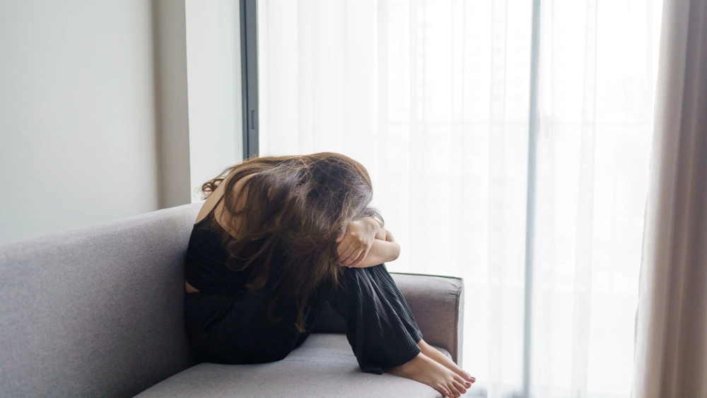 Góc nhìn một mình đầy tâm trạng trong ảnh cô đơn buồn con gái