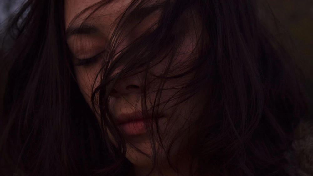 Tan vỡ cảm xúc trong hình ảnh cô gái khóc buồn