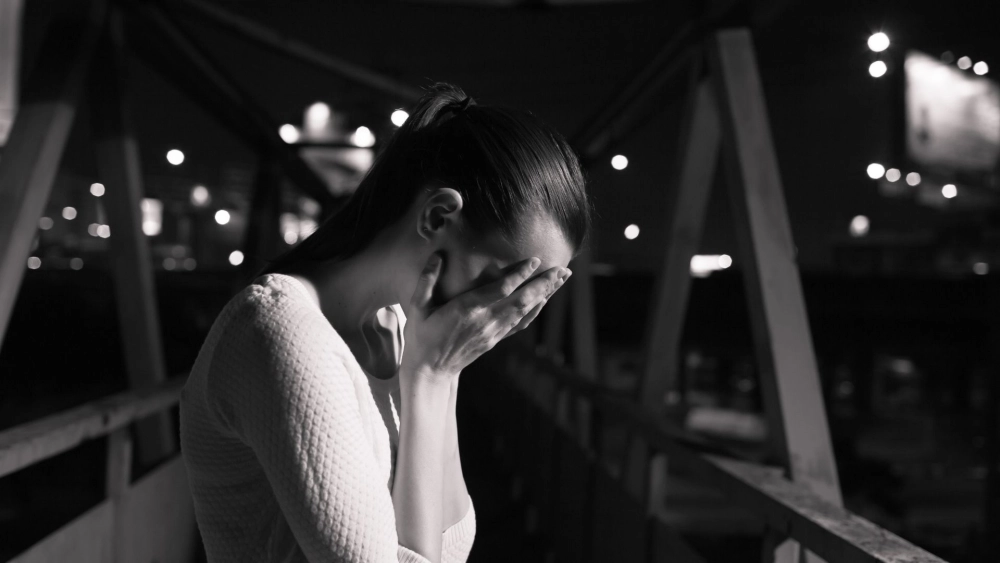 Lặng lẽ cô đơn qua hình ảnh cô gái một mình buồn