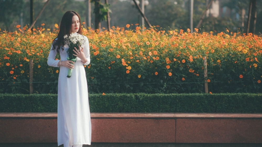 Im ắng bao phủ trong hình ảnh cô gái ngồi buồn