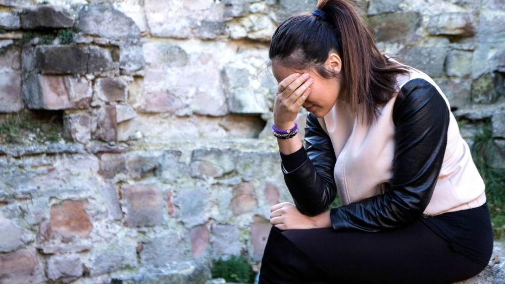 Nỗi lòng giấu sau lưng qua hình ảnh cô gái quay lưng buồn