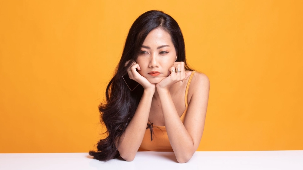 Vẻ trầm tư hiện rõ trong hình ảnh người con gái buồn