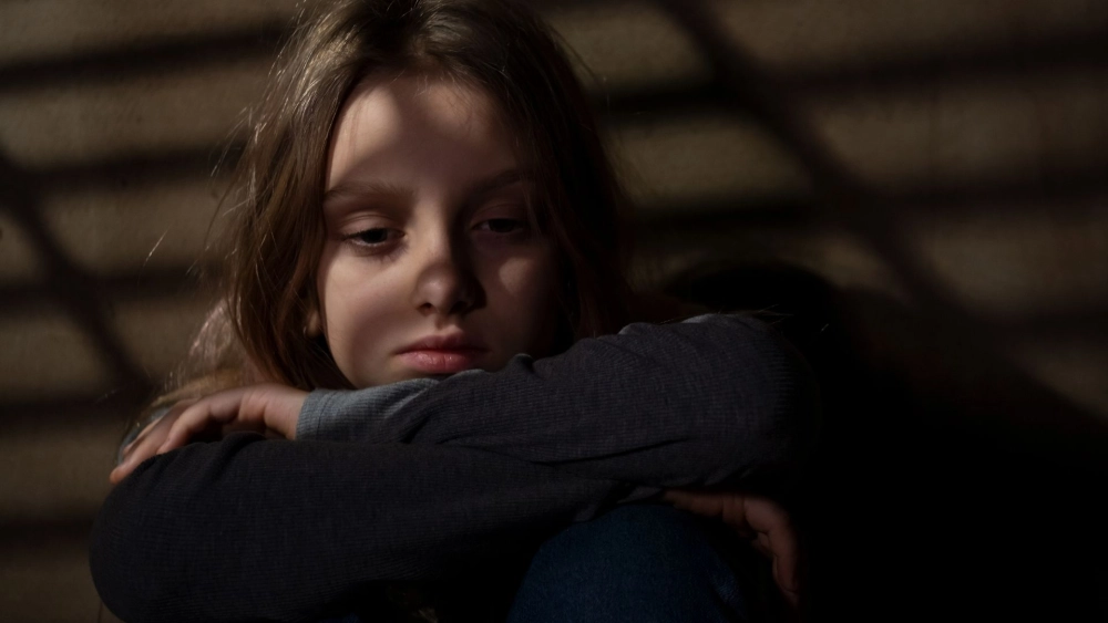 Đầy tâm trạng qua hình ảnh sau lưng cô gái buồn