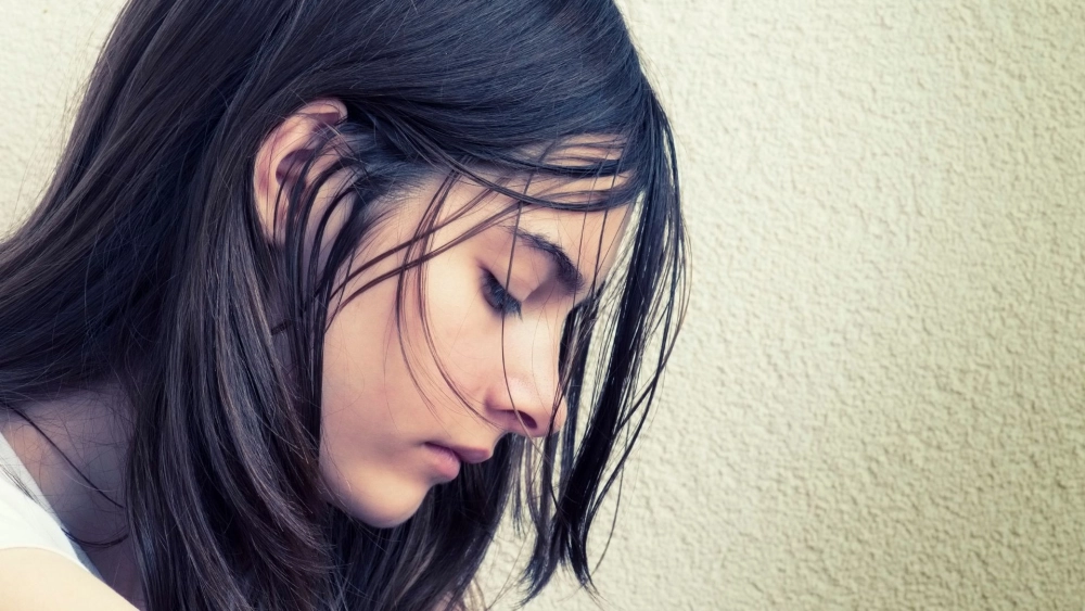 Lặng lẽ đầy chất thơ trong lưng hình ảnh cô gái buồn và biển