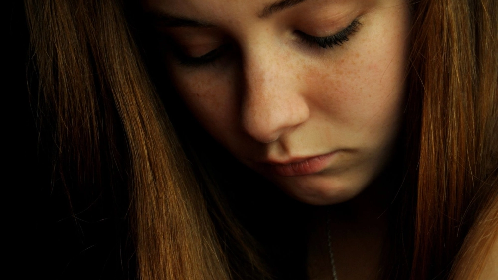 Tâm trạng nặng nề trong ảnh tâm trạng buồn con gái khóc