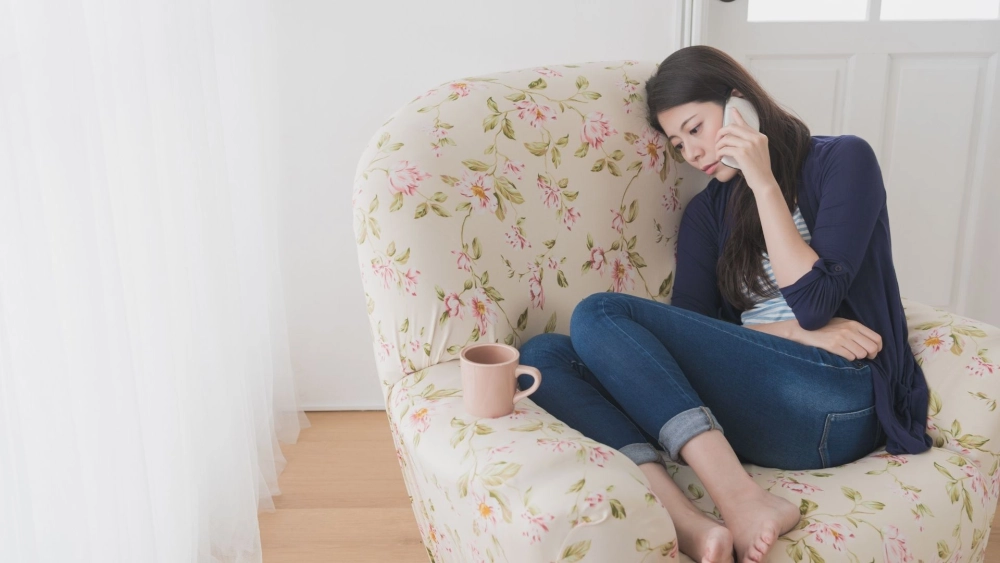 Nỗi buồn hiện hữu qua con gái khóc ảnh buồn