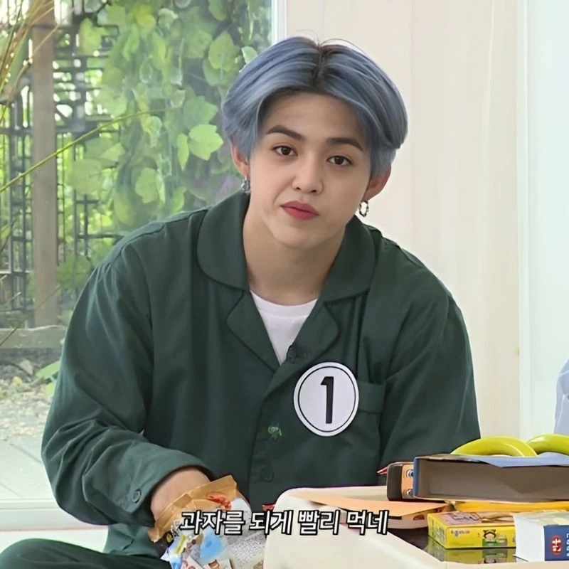 Cười nhẹ cho sang miệng meme cười nhếch mép