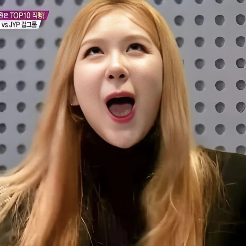 Góc nghiêng thần thánh miệng cười meme