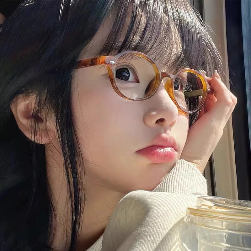 Nét lạnh lùng từ ảnh gái xinh đeo kính đen đầy bí ẩn