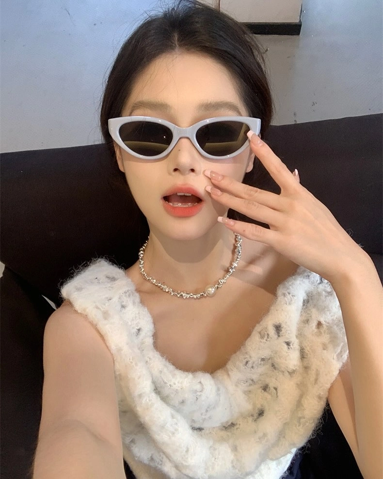 Gây sốt với em gái đeo kính xinh đẹp của các anh nè