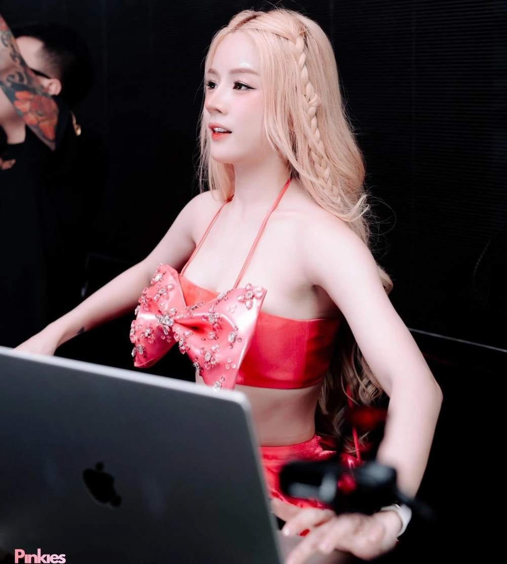 Đừng bỏ lỡ hình nền phô mai que con gái HD sắc nét, đáng yêu