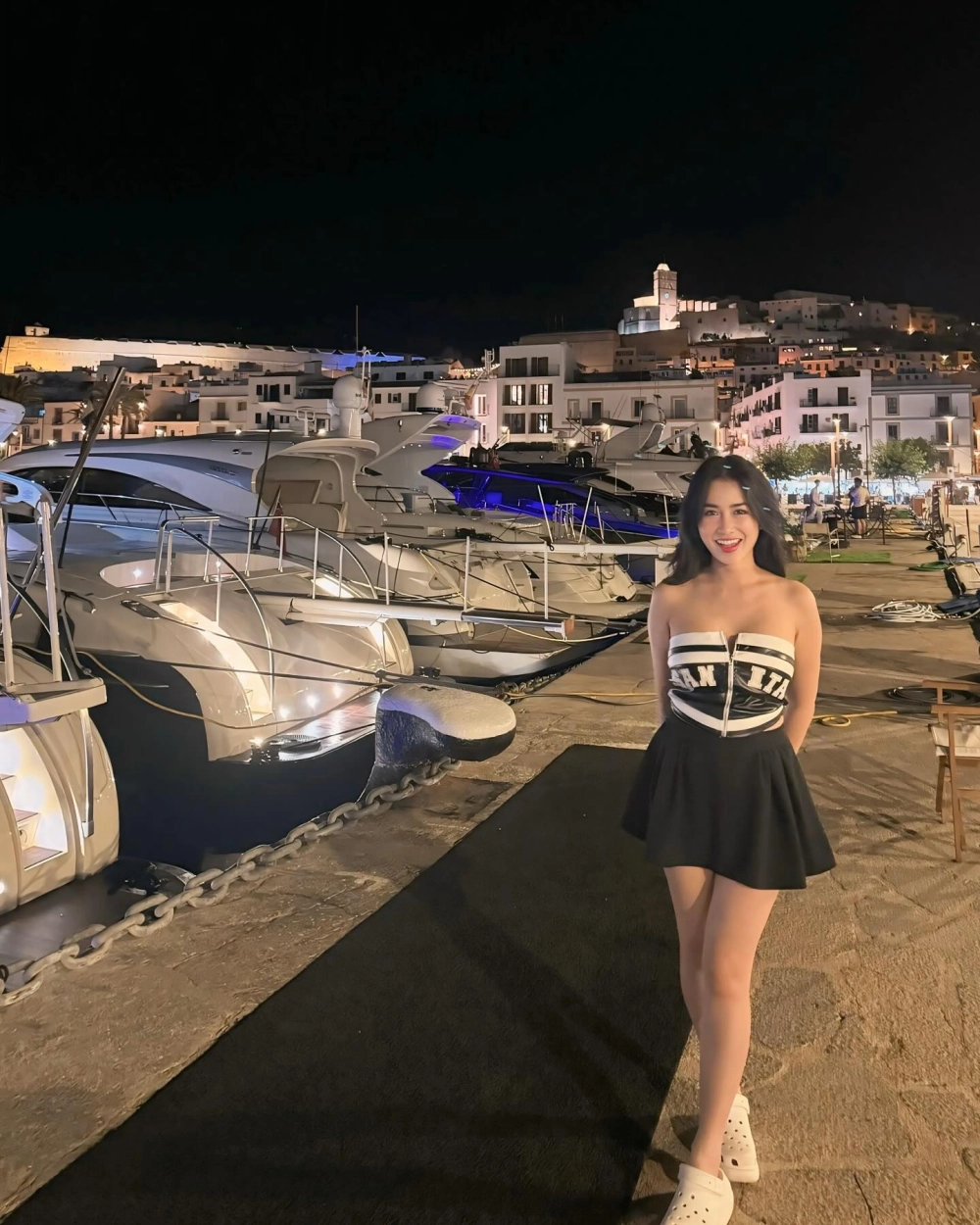 Ảnh rave cháy hết mình từ bản nonstop DJ Trang Moon