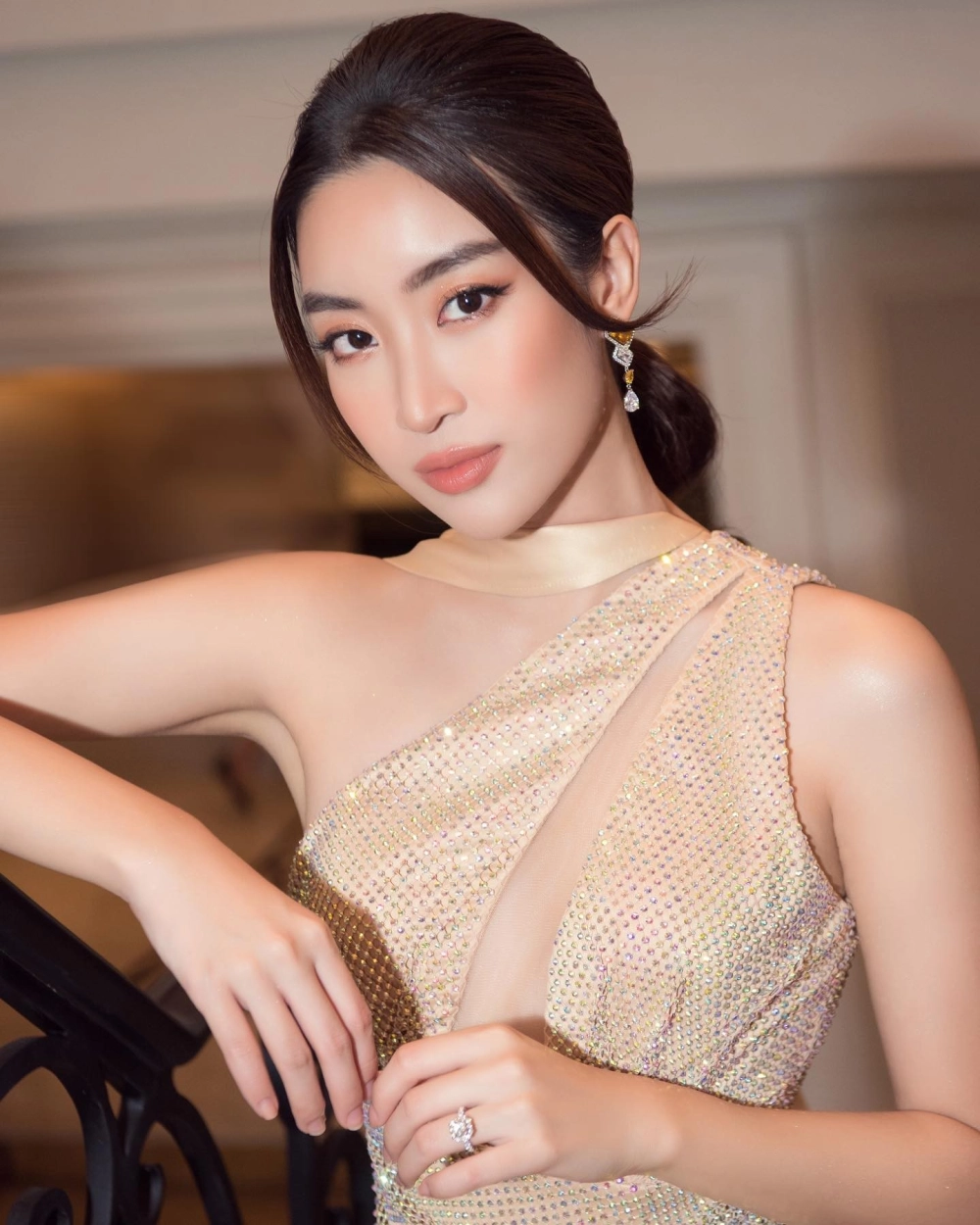 Trang trí màn hình bằng ảnh gái xinh làm hình nền điện thoại