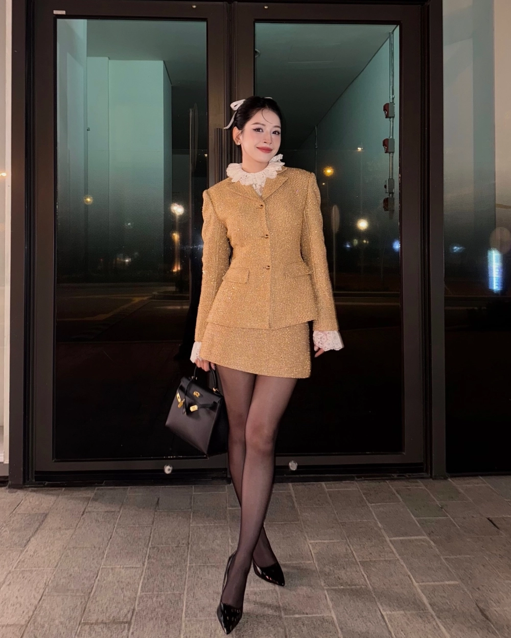 Nét đẹp lao động trong hình ảnh nữ nhân viên văn phòng đang làm việc