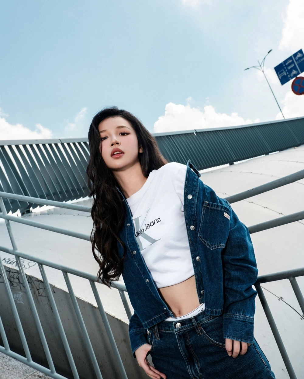 Tập trung và hiệu quả qua hình ảnh nữ nhân viên văn phòng với máy tính