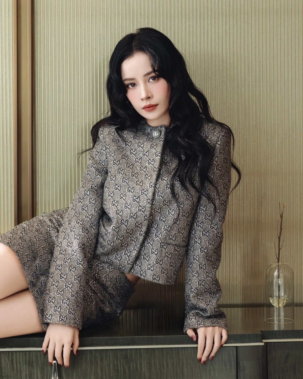 Thể hiện sự chuyên nghiệp qua ảnh nữ nhân viên văn phòng trong cuộc họp