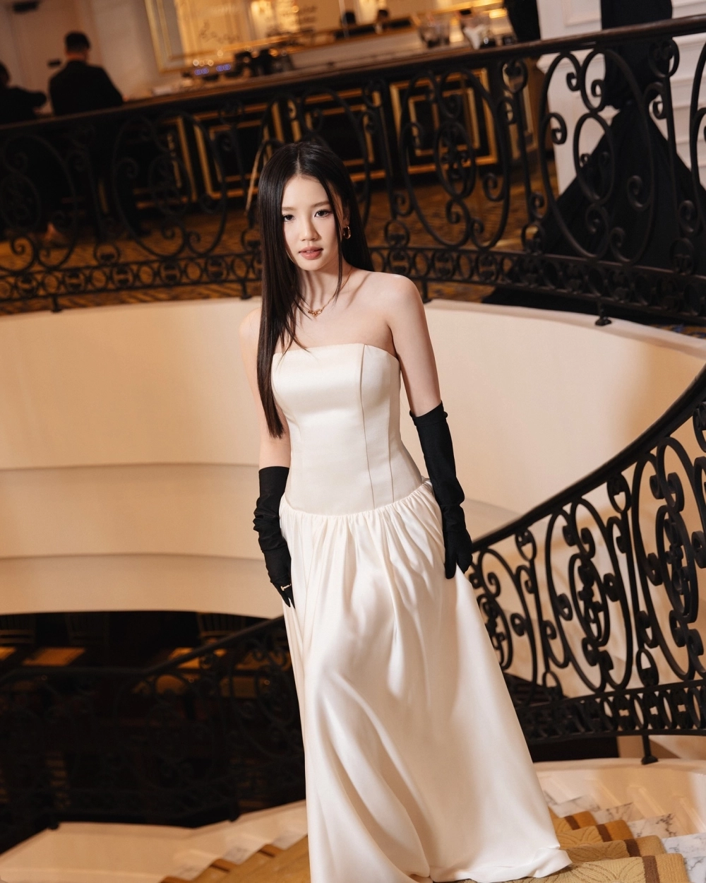 Giao tiếp chuyên nghiệp qua hình ảnh gái văn phòng tại khu vực tiếp khách